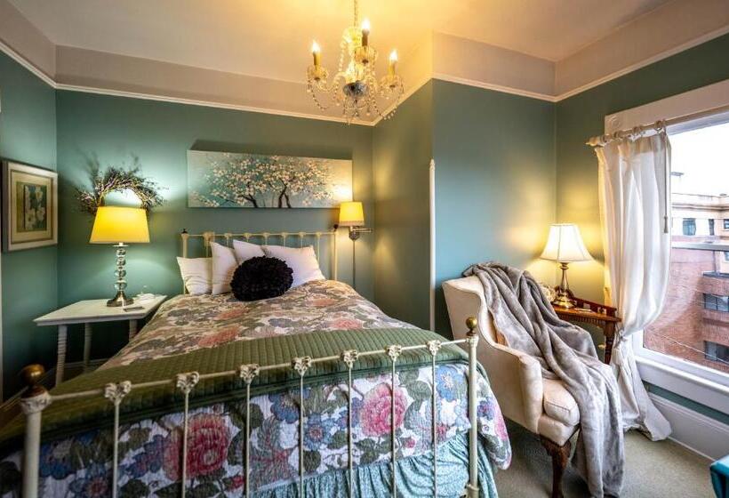 غرفة قياسية مزوَّدة بشُرفة, Clementine S Guest House & Vacation Rentals