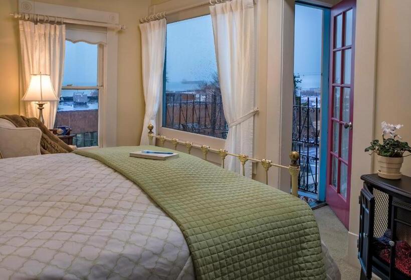 Номер Стандарт с Балконом, Clementine S Guest House & Vacation Rentals