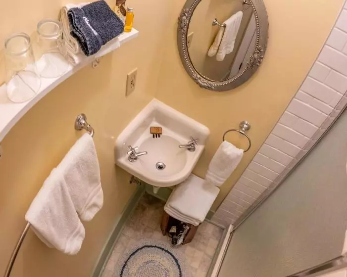 スタンダードスタジオ, Clementine S Guest House & Vacation Rentals