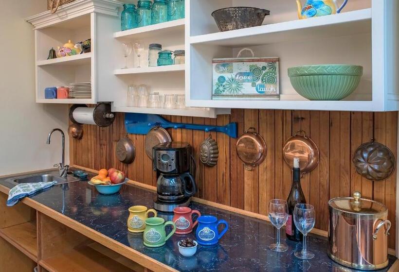 جناح عائلي, Clementine S Guest House & Vacation Rentals