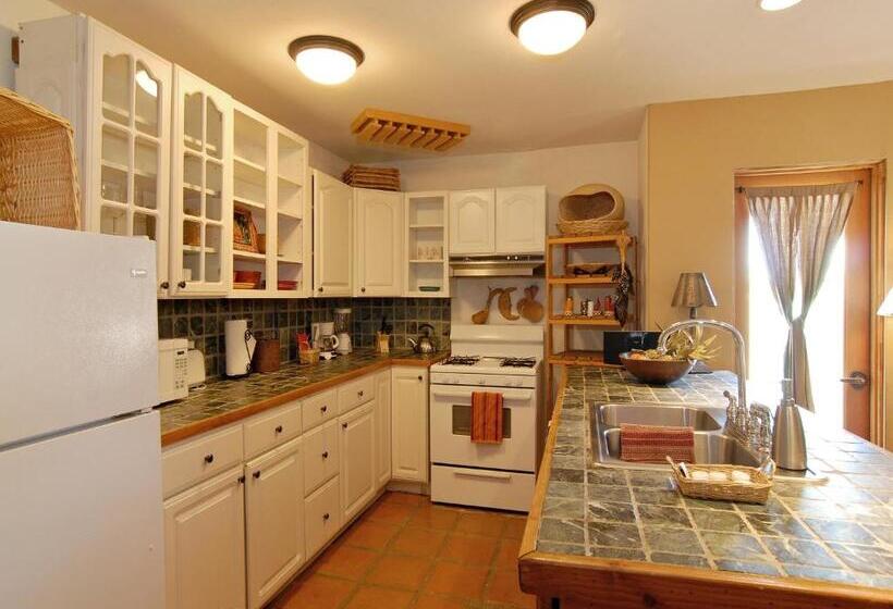 מיטת קינג בסוויטה, Borrego Valley Inn