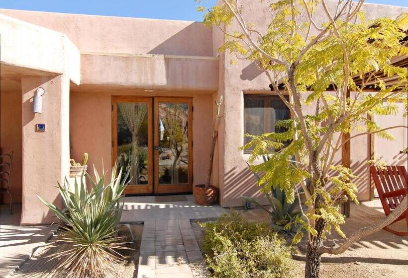 מיטת קינג בסוויטה, Borrego Valley Inn