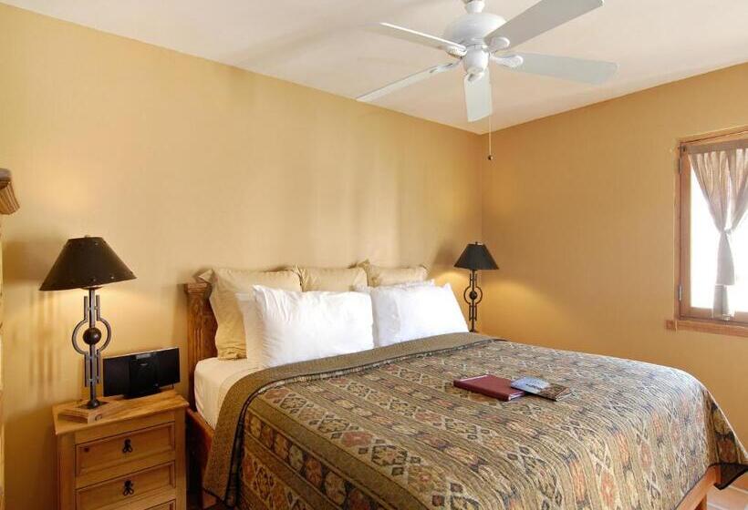 מיטת קינג בסוויטה, Borrego Valley Inn