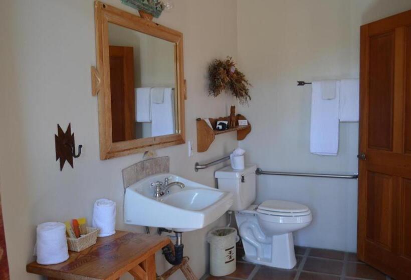 מיטת קינג בסוויטה, Borrego Valley Inn