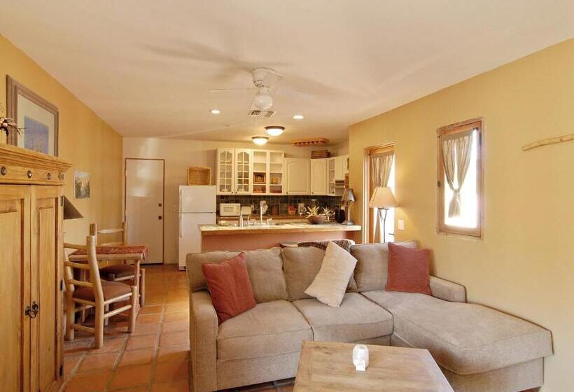 מיטת קינג בסוויטה, Borrego Valley Inn