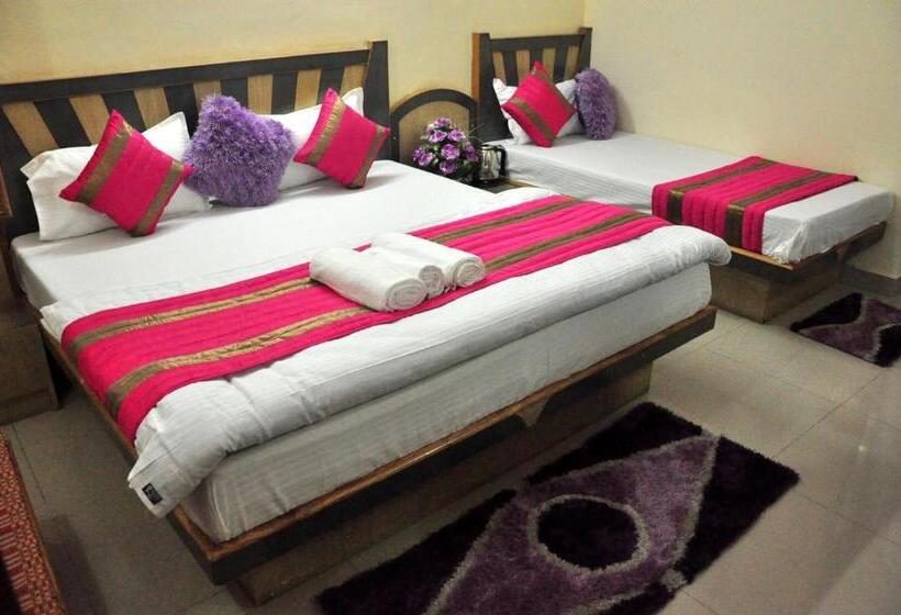 Standard Triple Room, Cottage Ganga Inn