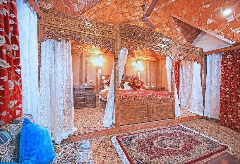 Suite with lake view, Kolu Group Of Houseboats