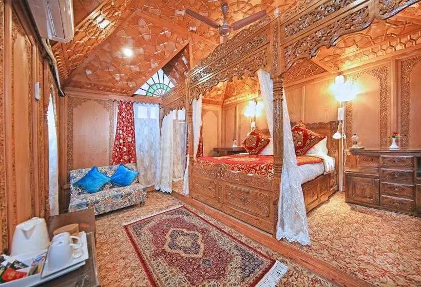 Suite with lake view, Kolu Group Of Houseboats