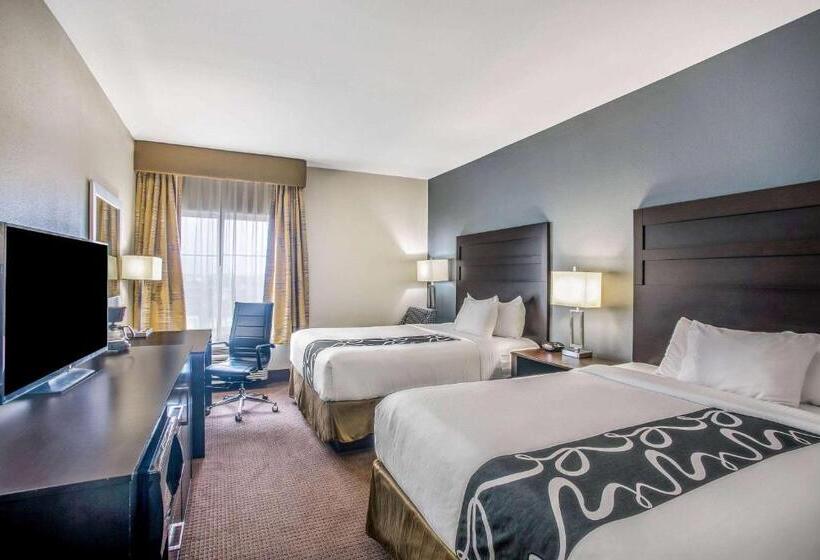 残疾人使用的带特大床的标准间, La Quinta By Wyndham Karnes City   Kenedy