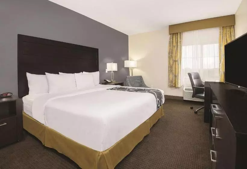 Deluxe-huone Soveltuu Liikuntarajoitteisille, La Quinta By Wyndham Karnes City Kenedy
