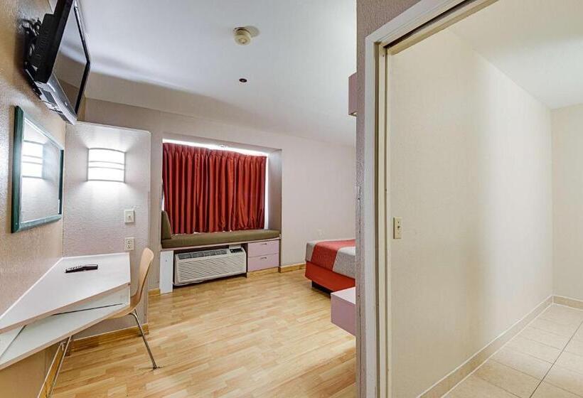 חדר סטנדרט מותאם לאדם עם מוגבלויות, Motel 6mcallen, Tx  East