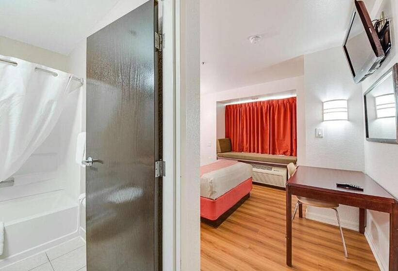 חדר סטנדרט מותאם לאדם עם מוגבלויות, Motel 6mcallen, Tx  East