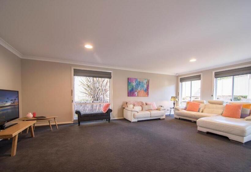 בית, 3 חדרי שינה, West End Motor Lodge