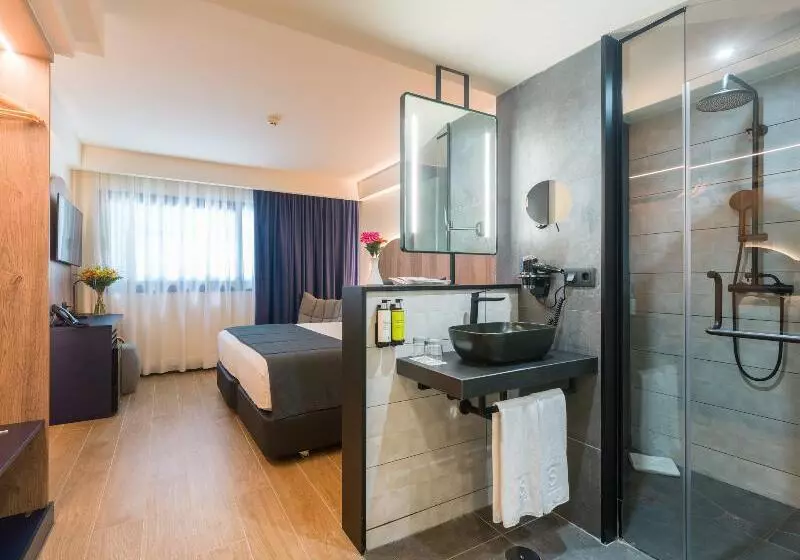 Chambre Standard, Pavlos