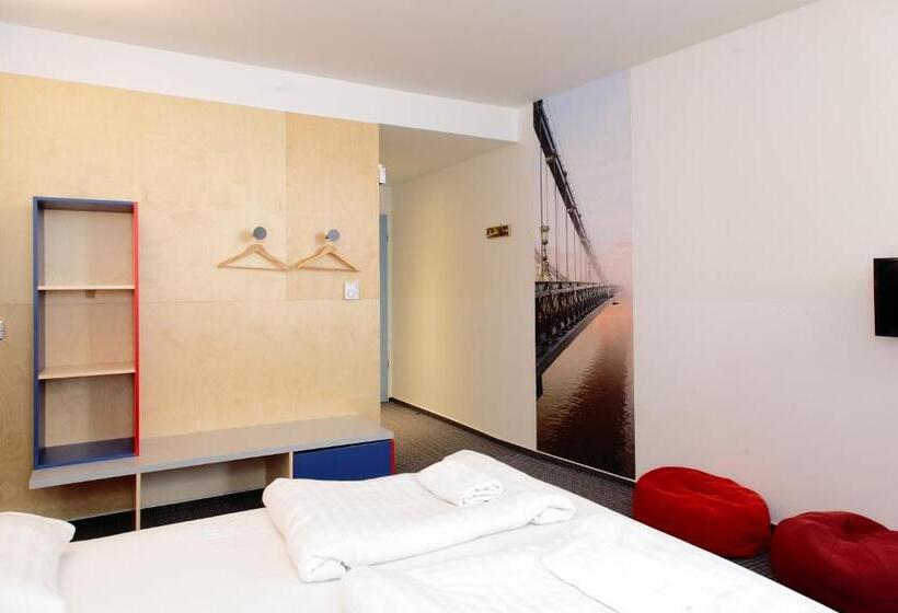 标准间, Maverick City Lodge