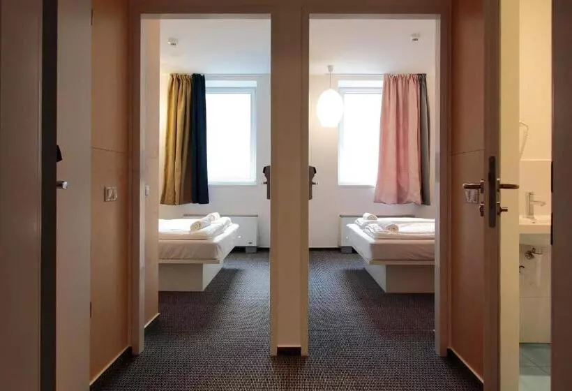 バス共有のスタンダードルーム, Maverick City Lodge