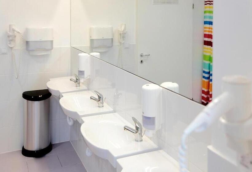 Кровать в Многоместном Номере с Общей Ванной, Maverick City Lodge