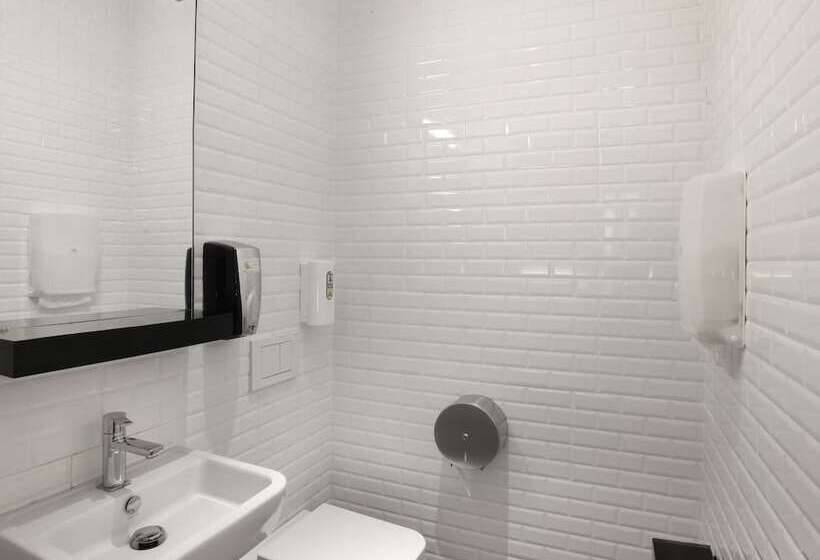 共同バス付シェアルーム, Wabi Hostels