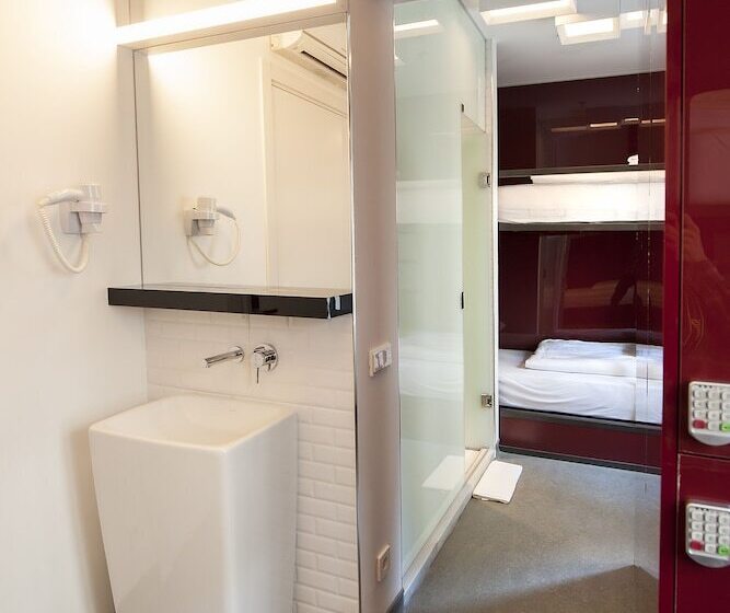 共同バス付シェアルーム, Wabi Hostels