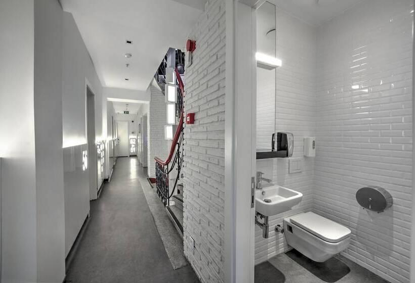 Bed in Shared Room with Shared Bathroom, Wabi Hostels
