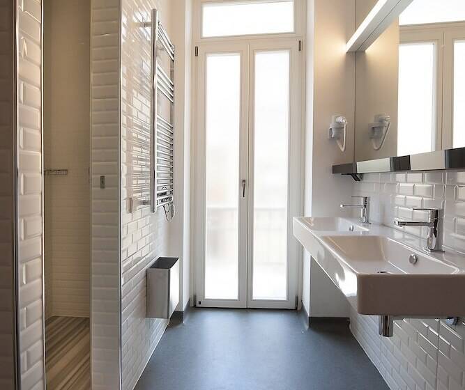 ルームシェアのワンベッド, Wabi Hostels