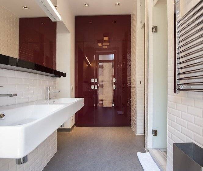 ルームシェアのワンベッド, Wabi Hostels