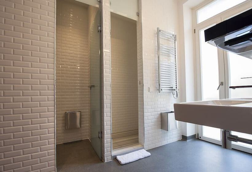 تختخواب در اتاق مشترک, Wabi Hostels