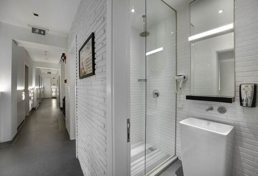 اتاق استاندارد چهارنفره با سرویس بهداشتی مشترک, Wabi Hostels