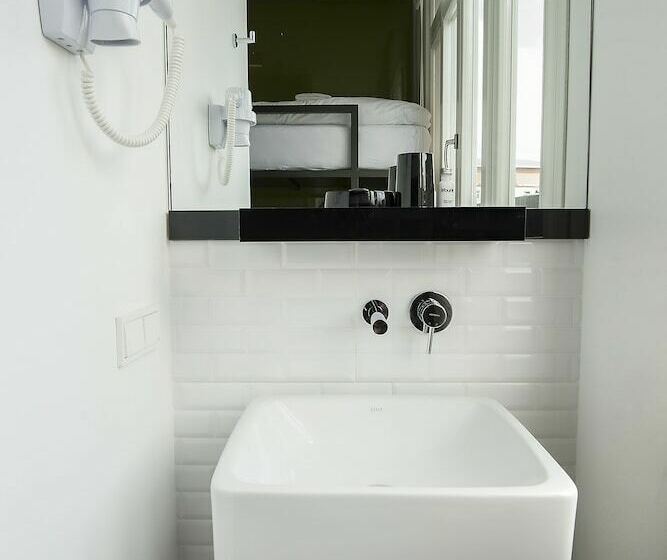 バス共有のスタンダードルーム, Wabi Hostels