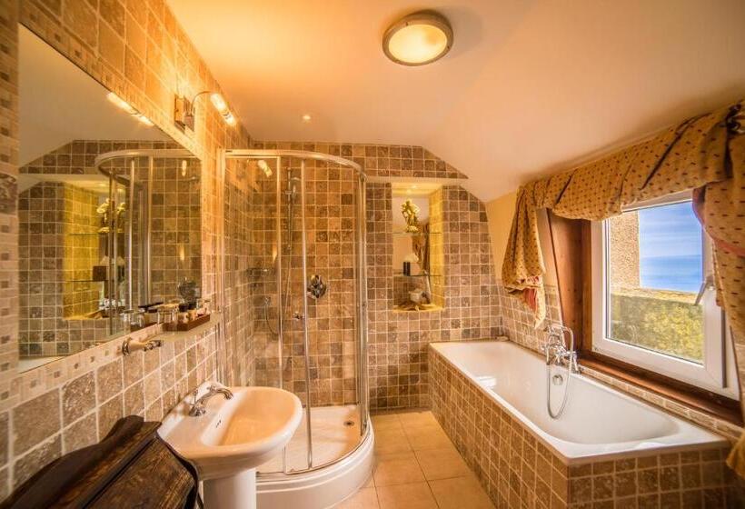 オーシャンビューデラックスルーム, Camelot Castle