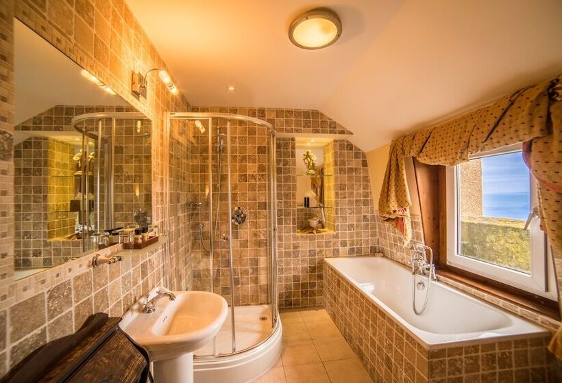 オーシャンビューデラックスルーム, Camelot Castle