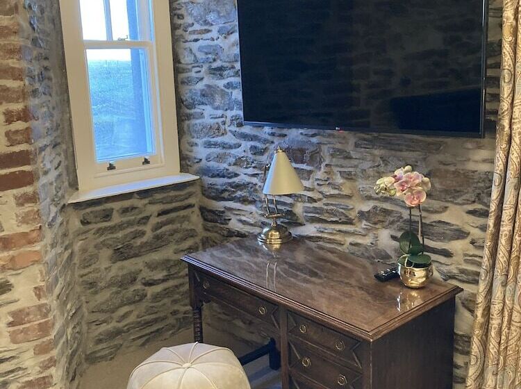 オーシャンビュースタンダードルーム, Camelot Castle