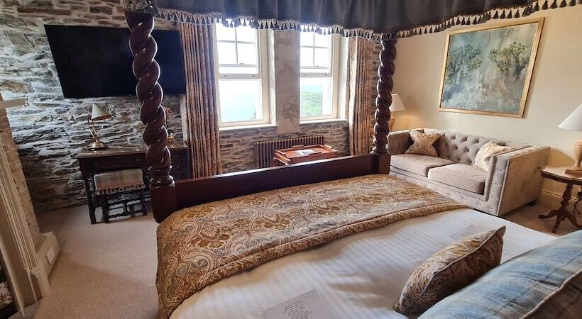 Номер Стандарт Вид на Море, Camelot Castle