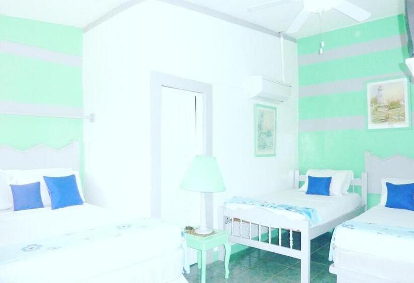 اتاق استاندارد سه نفره, Ivania´s