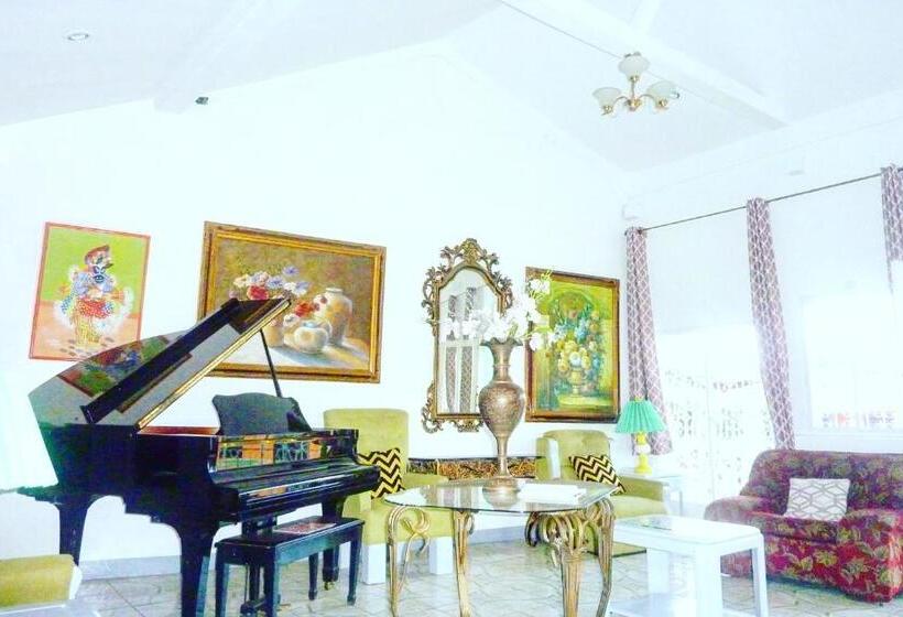 اتاق استاندارد سه نفره, Ivania´s