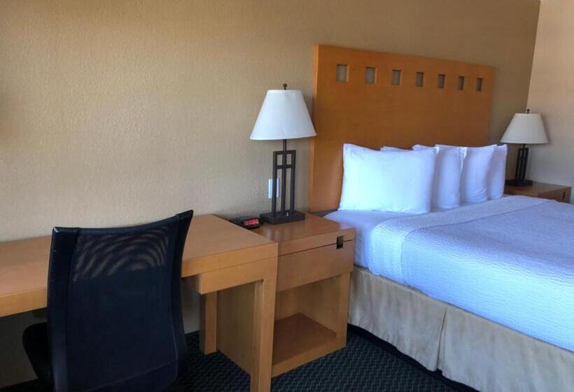 غرفة قياسية سرير كينج, Lake Point Lodge