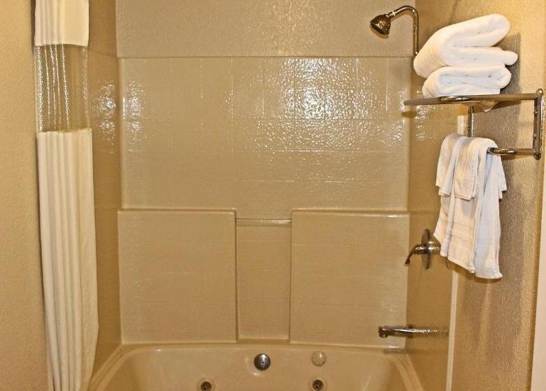 جناح جونيور, Lake Point Lodge