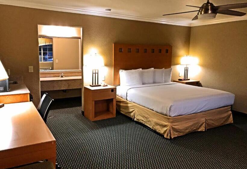 Полулюкс, Lake Point Lodge
