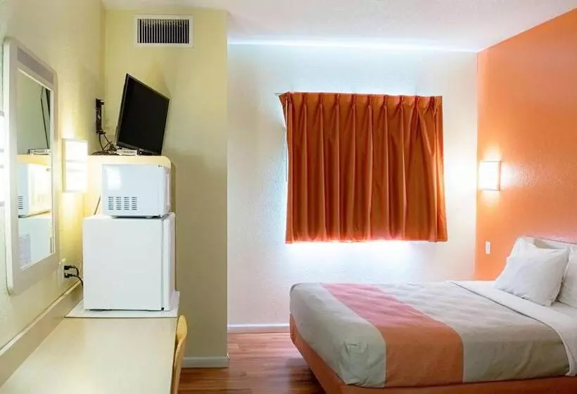 身障者適用スタンダードルーム, Motel 6 Seymour, In   North