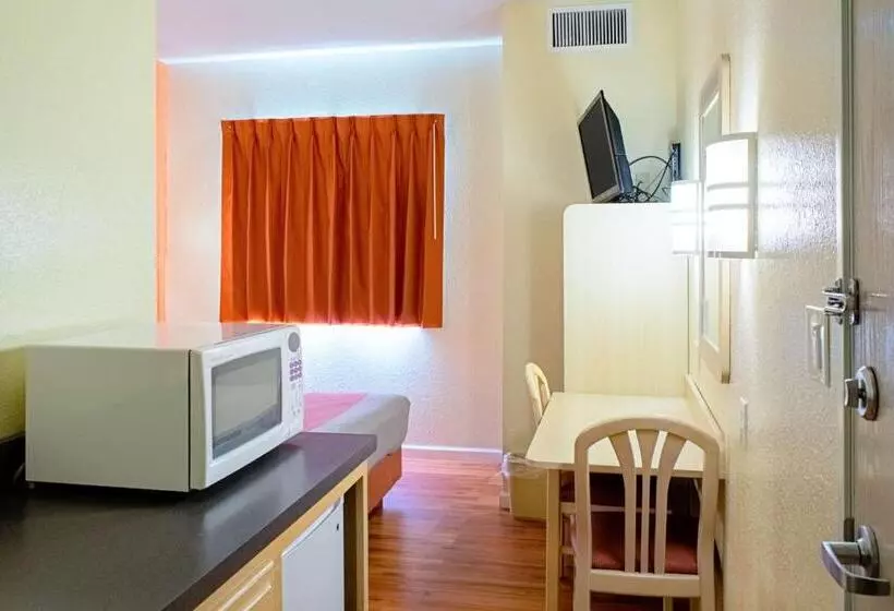 身障者適用スタンダードルーム, Motel 6 Seymour, In   North