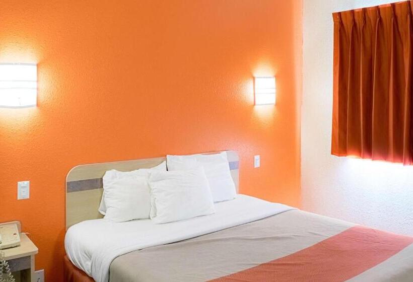 장애인을 위한 스탠다드 룸, Motel 6 Seymour, In   North