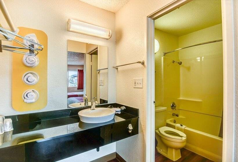 غرفه قياسيه سريرين مزدوجين, Motel 6stockton, Ca  Charter Way West