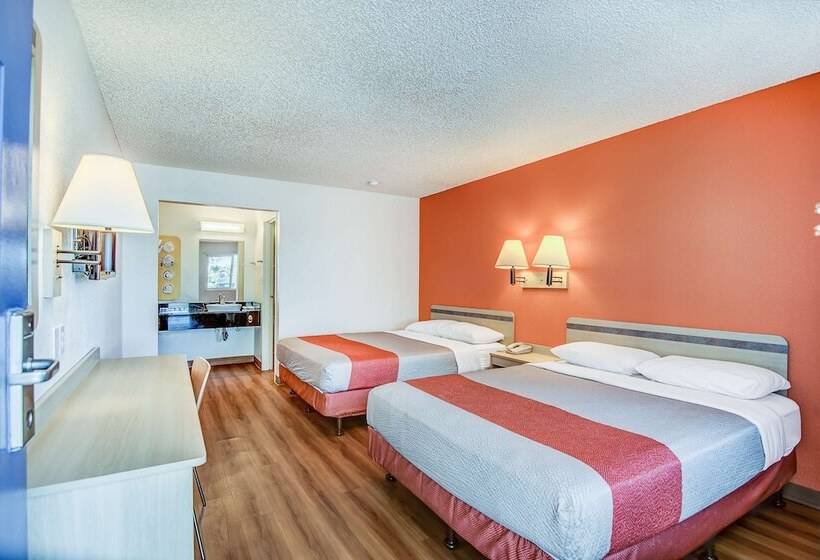 غرفه قياسيه سريرين مزدوجين, Motel 6stockton, Ca  Charter Way West