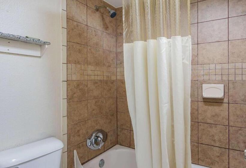 غرفة قياسية سرير كينج, Rodeway Inn Broken Bowhochatown