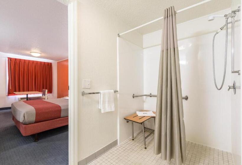 غرفة قياسية سرير كينج لذوى الإحتياجات الخاصة, Travelodge By Wyndham Lansing