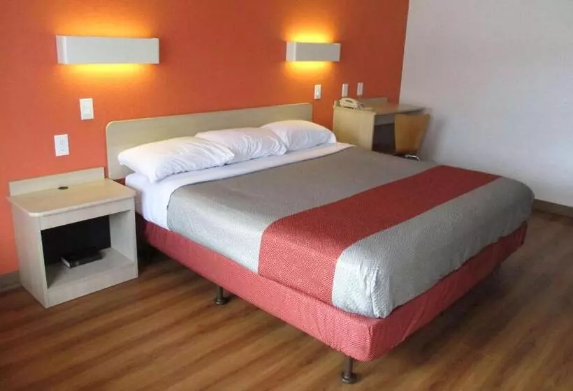 身障者適用キングサイズベッドルーム, Travelodge By Wyndham Lansing