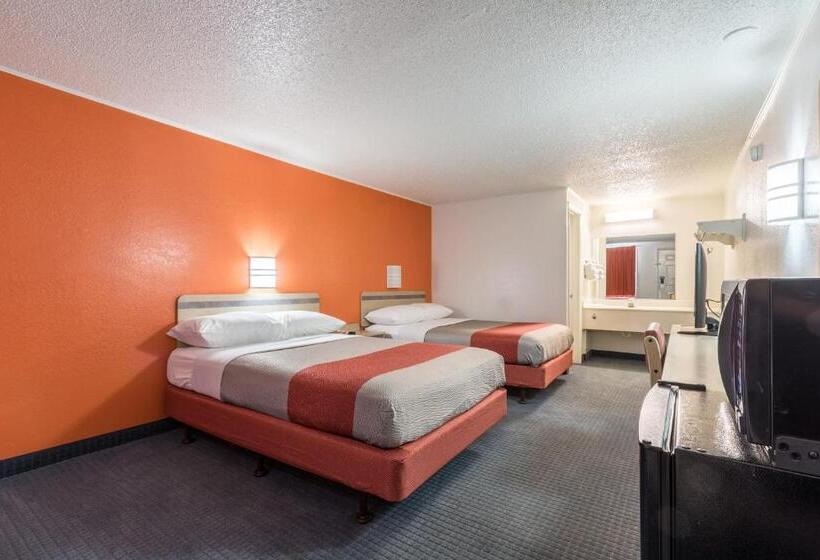 غرفه قياسيه سريرين مزدوجين, Travelodge By Wyndham Lansing