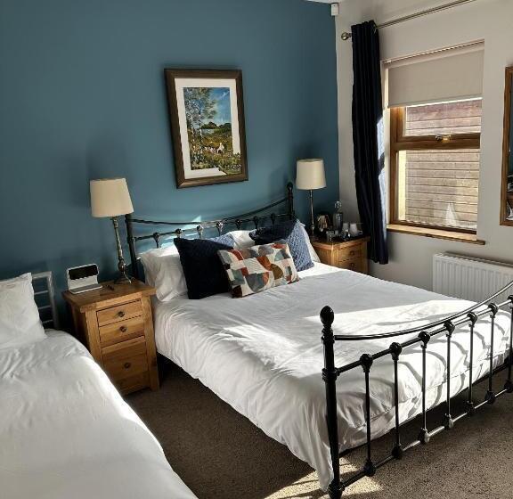 Classic Kolmen Hengen Huone, Dunhill Cottage B&b