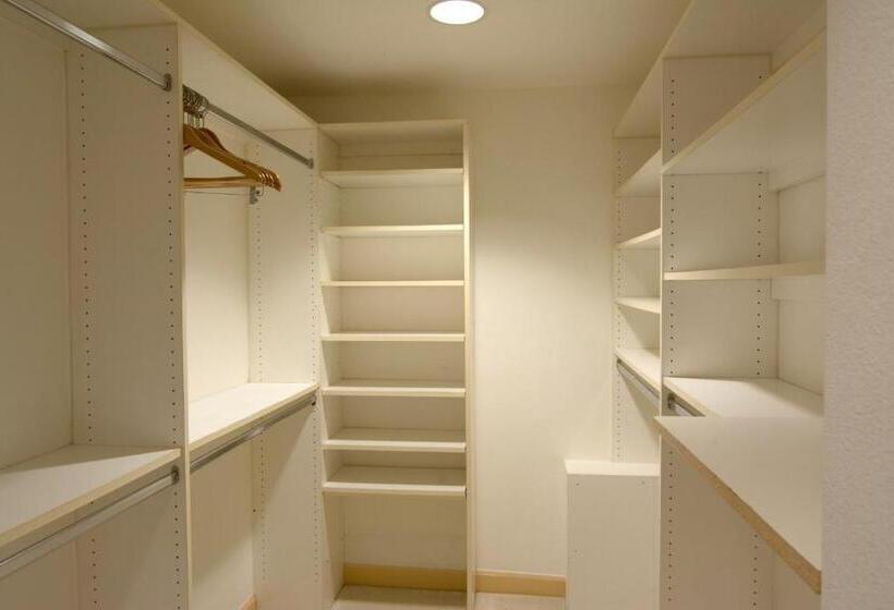 Executive Svit, Alupang Beach Tower