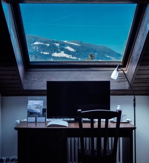 غرفة قياسية رباعية, De Gruyeres